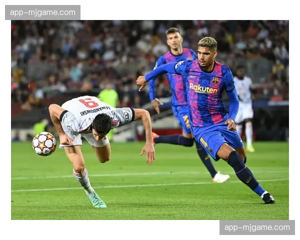 战术节点拆解：解析拜仁3-2逆转巴萨一役中的高位压迫与转换进攻