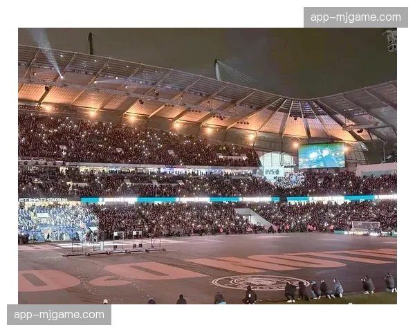 现场通讯：大雨中的伊蒂哈德球场，曼城球迷高歌助威直至终场